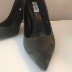 Steve Madden Camouflage Pointed-Toe Pumps in Olive